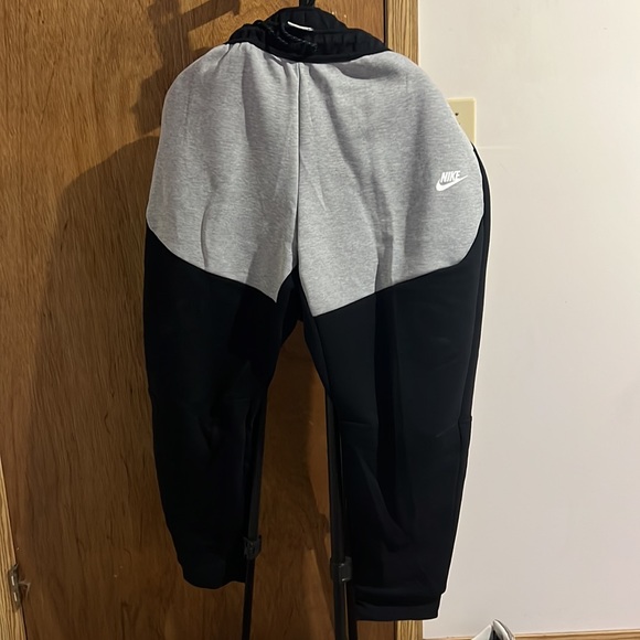 Nike Tech Fleece details are on the pics NEVER BEEN USED - Picture 3 of 4
